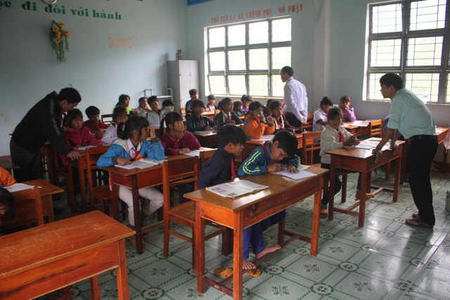Hành trình “bám bản” gieo chữ: “Tôi đã suýt bị lũ cuốn trôi khi đi dạy” - 2 Những người thầy đưa giáo dục vùng cao trỗi dậy