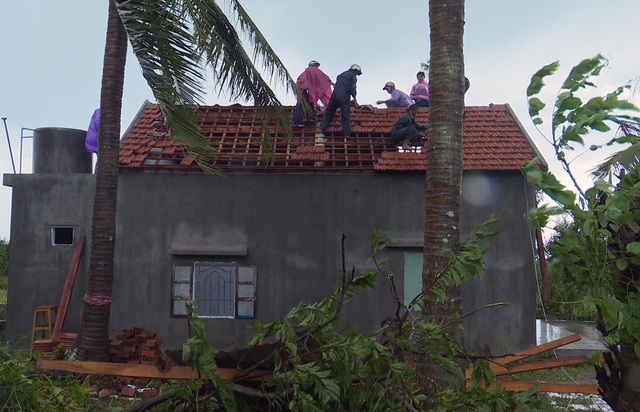 Hỗ trợ hàng trăm nhà dân khắc phục thiệt hại do lốc xoáy - 2 Người dân xã An Ninh Đông khắc phục nhà cửa