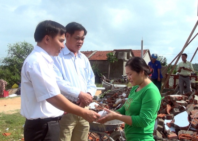 Hỗ trợ hàng trăm nhà dân khắc phục thiệt hại do lốc xoáy - 3 Ông Huỳnh Tấn Việt (áo dài tay) đã đến thăm hỏi, động viên các gia đình gặp nạn