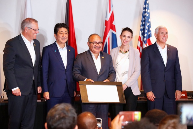 Cạnh tranh Trung Quốc, Mỹ và đồng minh bắt tay viện trợ Papua New Guinea - 1
Từ trái qua phải: Thủ tướng Australia Scott Morrison, Thủ tướng Nhật Bản Shinzo Abe, Thủ tướng Papua New Guinea Peter O’Neill, Thủ tướng New Zealand Jacinda Ardern và Phó Tổng thống Mỹ Mike Pence chụp ảnh chung sau khi ký thỏa thuận hợp tác ngày 18/11. (Ảnh: Reuters)