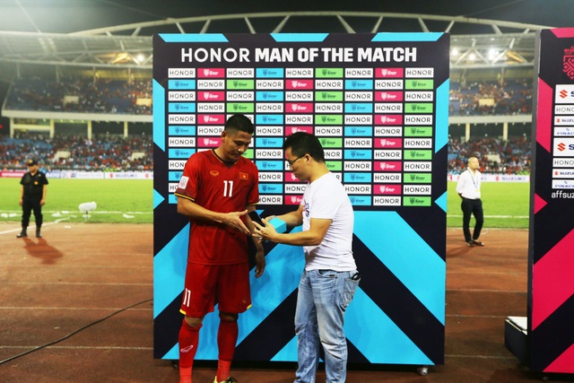 Honor Man Nguyễn Anh Đức: "Tôi tin Việt Nam sẽ là nhà vô địch AFF Suzuki Cup 2018" - 1 Ông Simon Xu – Chủ tịch của HONOR Việt Nam trao giải Honor Man of the match cho cầu thủ Nguyễn Anh Đức