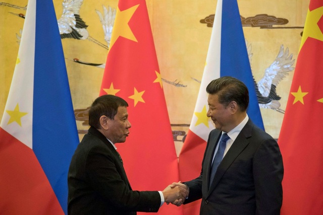 Philippines vẫn “loay hoay” chờ đợi sau 2 năm xoay trục từ Mỹ sang Trung Quốc - 1 Tổng thống Duterte và Chủ tịch Tập Cận Bình (Ảnh: Reuters)