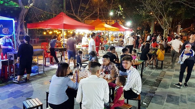 Chưa khai trương, phố đi bộ ở Ninh Bình đã đông nghịt người - 3 Các gian hàng ở phố đi bộ được sắp xếp đẹp mắt thu hút người dân và du khách.