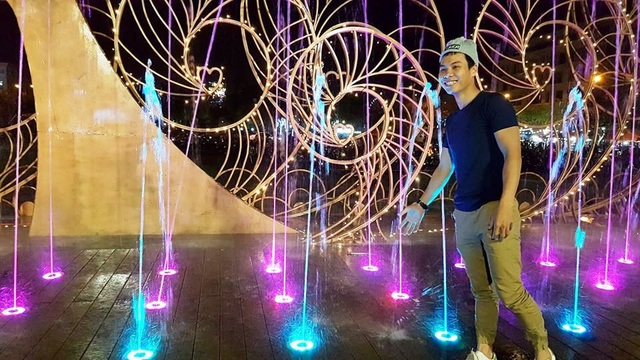 Chưa khai trương, phố đi bộ ở Ninh Bình đã đông nghịt người - 6 Người dân và du khách tập trung về khu nhạc nước vui chơi và chụp ảnh lưu niệm.