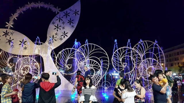 Chưa khai trương, phố đi bộ ở Ninh Bình đã đông nghịt người - 4 Điểm nhấn của tuyến phố đi bộ là khu nhạc nước rất hấp dẫn.