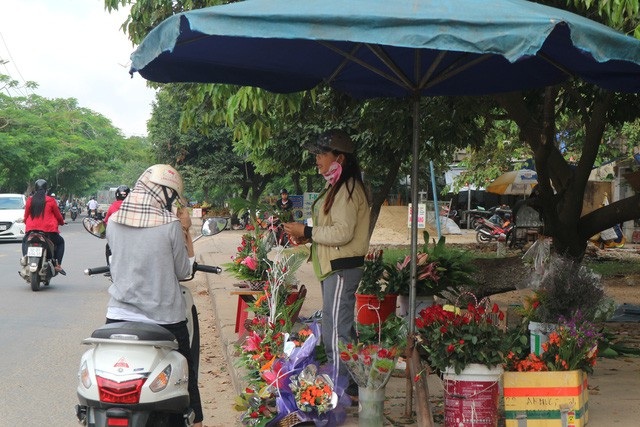 Thị trường 20/11: Giá hoa tươi tăng gấp 2-3 lần ngày thường - 6 Thị trường 20/11: Giá hoa tươi tăng gấp 2-3 lần ngày thường - 6