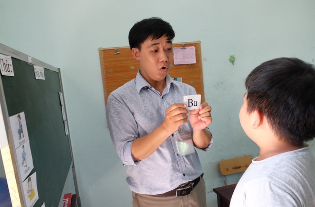 Những người hùng vô danh trên bục giảng - 8 Thầy trò cùng kiên trì để cùng nhau dạy học từng con chữ, phép toán