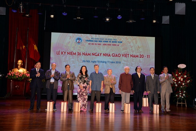 “Các thầy cô hãy đặt những đỉnh cao tri thức để sinh viên nỗ lực khám phá” - 3
Trường ĐH Kinh tế quốc dân tri ân các thế hệ lãnh đạo nhà trường