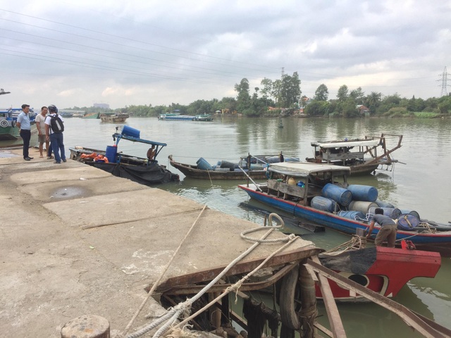 Trục vớt hàng chục tấn hóa chất bị chìm dưới sông Đồng Nai - 1 Lực lượng chức năng tiến hành trục vớt các thùng chứa hóa chất sau khi số hóa chất bên trong đã được hút lên xe bồn chuyên dụng