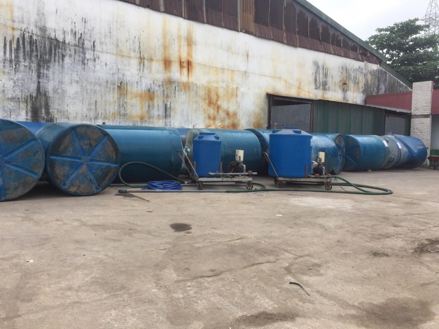Trục vớt hàng chục tấn hóa chất bị chìm dưới sông Đồng Nai - 2 Các bồn hóa chất loại 5.000 lít/bồn được trực vớt lên bờ