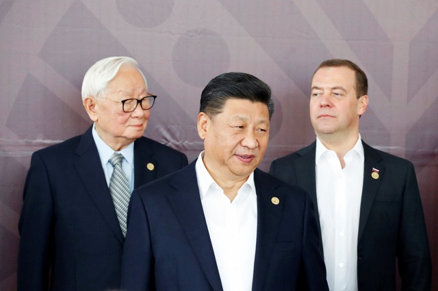 Một câu trong dự thảo khiến APEC lần đầu tiên không ra tuyên bố chung - 1
Chủ tịch Tập Cận Bình (giữa) đứng trước Thủ tướng Nga Dmitry Medvedev (phải) và đại diện Đài Loan Morris Chang trong nghi thức chụp ảnh chung tại hội nghị APEC ở Papua New Guinea ngày 18/11. (Ảnh: Reuters)