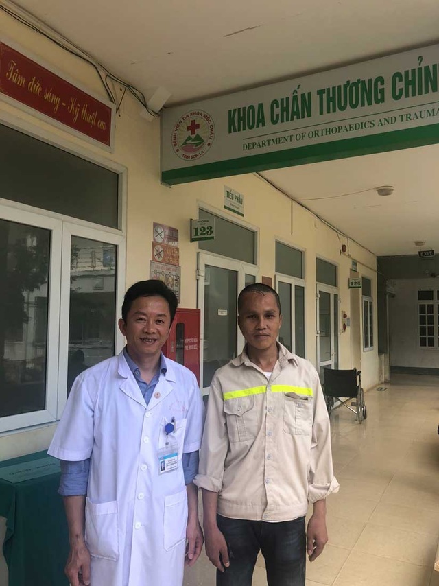 Một bệnh viện tuyến huyện mổ thành công u xương hộp sọ - 1
BS Vũ Giang An và bệnh nhân Tượng sáng ngày 16/11