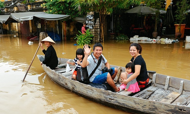 Một người dân đón hơn 4 du khách: Áp lực đè lên đô thị cổ Hội An - 2 Hội An là điểm lựa chọn không thể thiếu của du khách khi đi du lịch. Trong ảnh: Du khách trải nghiệm mùa nước lụt trên phố cổ Hội An