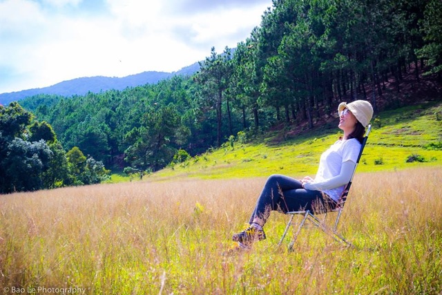 Những đồi cỏ xanh bạt ngàn trên cung đường trekking đẹp nhất Việt Nam - 10 Vì đường ở đây có nhiều ngã rẽ và dễ bị lạc nên với những người lần đầu đi trek cung này, đi theo tour là phương án an toàn nhất, còn với những nhóm đi đông và có những kĩ năng trekking cơ bản, các bạn có thể thuê vài porter là người dân địa phương để dẫn đường.