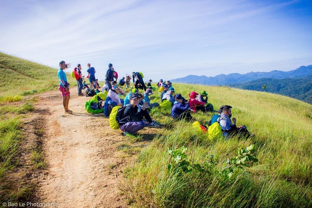 Những đồi cỏ xanh bạt ngàn trên cung đường trekking đẹp nhất Việt Nam - 7 Đứng trên đỉnh núi cao chiêm ngưỡng toàn toàn bộ khung cảnh hùng vĩ bạn sẽ hoàn toàn bị mê hoặc bởi cảnh sắc thiên nhiên đẹp hiếm có.