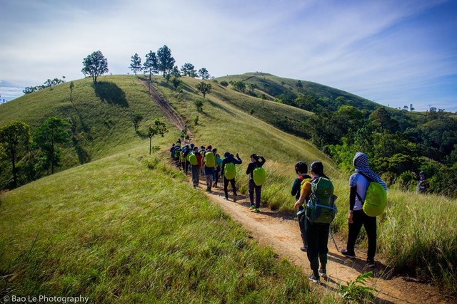 Những đồi cỏ xanh bạt ngàn trên cung đường trekking đẹp nhất Việt Nam - 1 Tà Năng – Phan Dũng là cung đường trek đi qua 3 tỉnh: Lâm Đồng, Ninh Thuận, Bình Thuận với tổng chiều dài lên tới hơn 55km. Đây được mệnh danh là cung đường trek đẹp nhất Việt Việt Nam nhờ cảnh đẹp thiên nhiên kỳ vỹ.