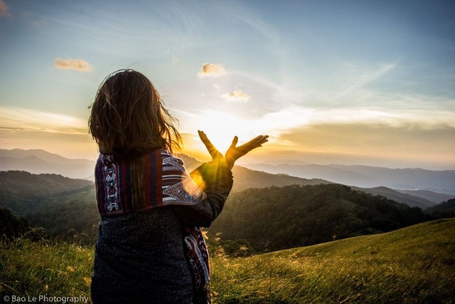 Những đồi cỏ xanh bạt ngàn trên cung đường trekking đẹp nhất Việt Nam - 11 Bình minh Tà Năng lên rất sớm, 5h sáng mặt trời bắt đầu ửng hồng phản chiếu trên nền trời, tạo những ráng mây áng hồng tuyệt đẹp. Trong khi đó buổi chiều, hoàng hôn buông xuống như nhuộm vàng cảnh sắc thiên nhiên, khiến cho khung cảnh nơi đây trở nên lãng mạn, nên thơ.