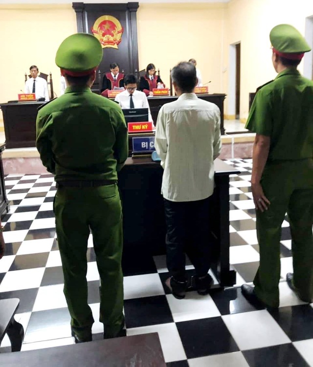 Thầy giáo nhiều lần dâm ô học sinh nhận 24 năm tù - 1 Bị cáo Nguyễn Quang Chung tại phiên tòa