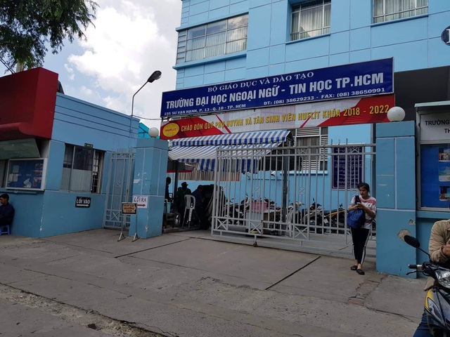 Bằng cấp không rõ ràng, hiệu trưởng một ĐH tư bị miễn nhiệm giữa kỳ - 1 Nhiều cán bộ, giảng viên Trường ĐH Ngoại ngữ Tin học TPHCM nghi ngờ về bằng cấp của hiệu trưởng Trần Quang Nam