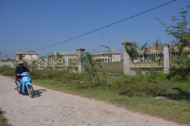 Quảng Ngãi: Công trình tiêu tốn hàng chục tỷ đồng vẫn ngổn ngang sau nhiều năm - 1 Cả bên trong và ngoài khuôn viên rộng gần 30.000 m2 của dự án vẫn um tùm cỏ dại.