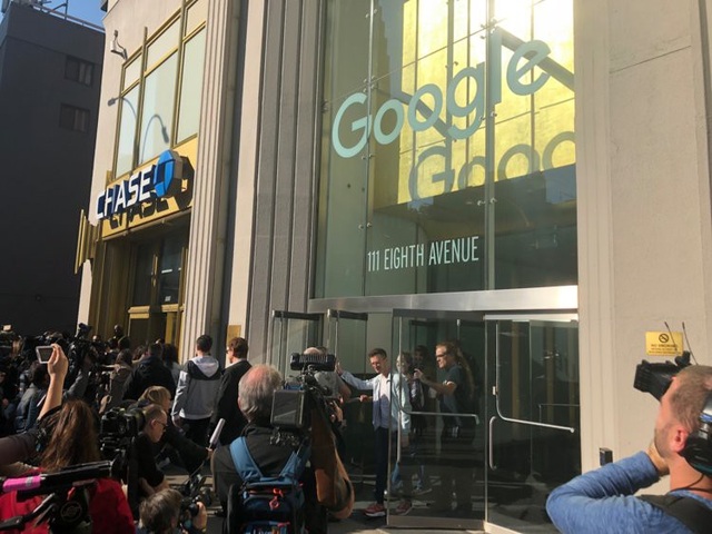 Chùm ảnh: Nhân viên Google tràn xuống đường biểu tình, phản đối nạn quấy rối tình dục - 10 Bên ngoài văn phòng của Google tại Mỹ.