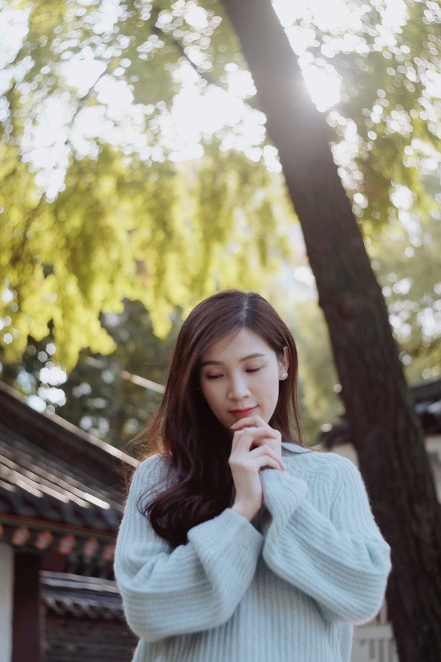 Phí Thùy Linh chia sẻ kinh nghiệm du lịch Hàn Quốc cùng con trai nhỏ - 16 Từ sau khi đăng quang Hoa hậu Áo dài 2018, cuộc sống của Phí Thùy Linh trở nên bận rộn hơn bởi ngoài công việc làm chuyên gia đào tạo cho một hãng mỹ phẩm Nhật Bản, cô còn dự event, diễn thời trang, đồng thời vẫn đảm bảo chăm sóc hai con nhỏ. Cô luôn cố gắng sắp xếp thời gian để hoàn thành tốt mọi vai trò. Ông xã cô - doanh nhân Mạnh Cường - luôn ủng hộ vợ tham gia hoạt động nghệ thuật.