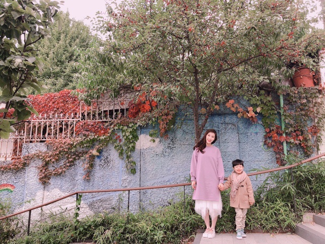 Phí Thùy Linh chia sẻ kinh nghiệm du lịch Hàn Quốc cùng con trai nhỏ - 10 Để chuẩn bị cho chuyến đi, Hoa hậu book vé máy bay từ sớm để có giá tốt, book khách sạn trong trung tâm Seoul để thuận tiện cho việc di chuyển. Cô thường chọn khách sạn ở các khu phố Dongdaemun, Myeongdong, Insadong, gần với những điểm ăn uống, mua sắm.