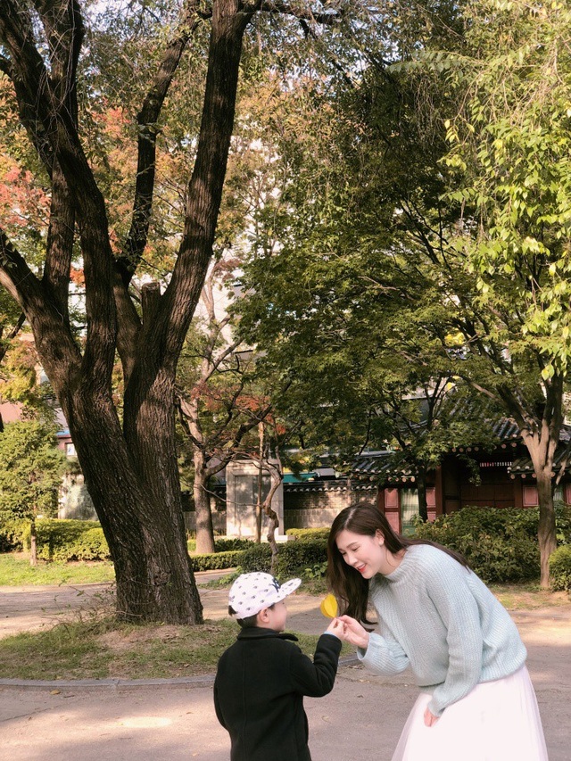 Phí Thùy Linh chia sẻ kinh nghiệm du lịch Hàn Quốc cùng con trai nhỏ - 9 Nói về kinh nghiệm du lịch nước ngoài cùng con nhỏ, Phí Thùy Linh chia sẻ: Nhiều người thắc mắc vì sao tôi lại dũng cảm mang con còn rất nhỏ đi chơi xa vì sợ sẽ gặp nhiều khó khăn, con sẽ mệt. Thế nhưng tôi không thấy vất vả gì mà ngược lại, rất hạnh phúc khi có nhiều thời gian vui đùa cùng con để vun vén tình cảm và tạo những kỷ niệm đẹp cho con. Năm ngoái tôi từng đưa con trai thứ hai - bé Bun - khi đó mới 1 tuổi sang Seoul du lịch.