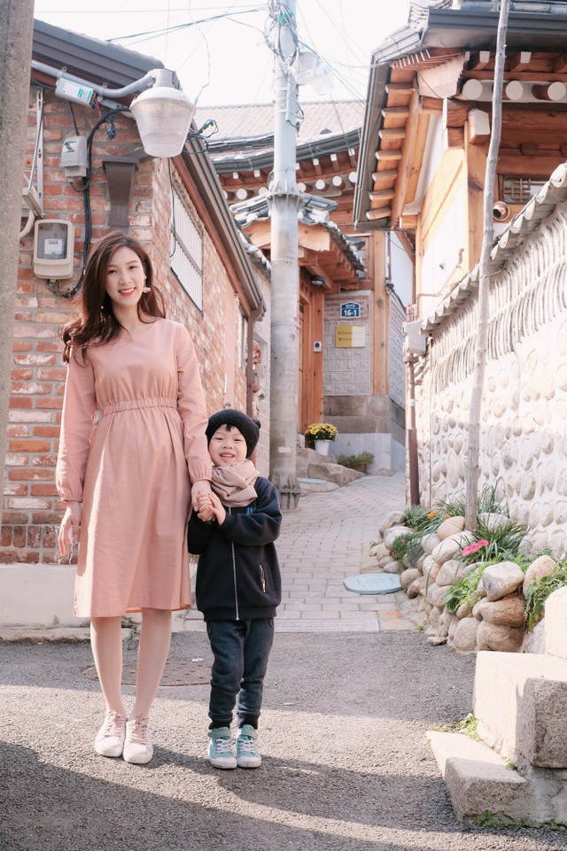 Phí Thùy Linh chia sẻ kinh nghiệm du lịch Hàn Quốc cùng con trai nhỏ - 13 Con trai Bean đã 5 tuổi nên tôi thấy rất nhàn vì cậu bé ăn như người lớn, chỉ cần lựa đồ không cay là được. Tôi luôn chuẩn bị thêm sữa, bánh để làm các bữa ăn phụ cho con. Bean cũng chịu khó đi bộ như người lớn, thậm chí có ngày đi bộ 10-15km mà không hề than mệt.