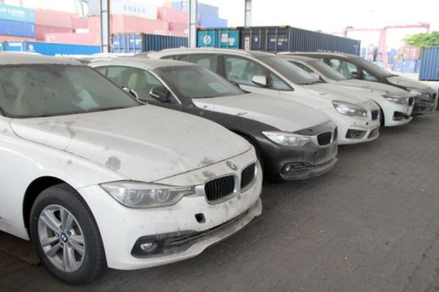 133 xe BMW buôn lậu của Euro Auto bây giờ ra sao? - 5
Trong khi xe phía trong mái che lại phủ đầy bụi bẩn