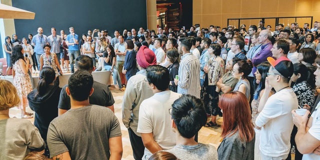 Chùm ảnh: Nhân viên Google tràn xuống đường biểu tình, phản đối nạn quấy rối tình dục - 5 Nhân viên Google tại Singapore tham gia một buổi hội thảo mở bàn luận về vấn đề gây nhức nhối.