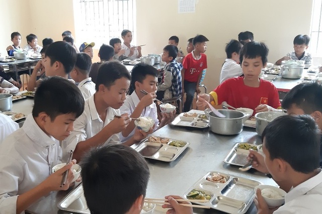 “Bệ đỡ” cho học sinh vùng cao đến trường - 3 Những bữa cơm của các em có đầy đủ chất dinh dưỡng và luôn có thịt hoặc cá.