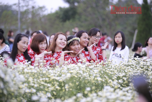 Nhà vườn thu cả chục triệu đồng mỗi ngày nhờ cúc hoạ mi vào vụ - 12
Trang điểm và trang phục cho thuê thì tùy những kiểu nên có rất nhiều giá khác nhau.