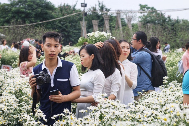 Biển người đổ về chụp ảnh, vườn cúc họa mi “vỡ trận” vì ùn tắc - 14 Dự kiến, mùa cúc họa mi sẽ còn kéo dài đến hết tháng 11. Những ai muốn lưu giữ lại một bộ ảnh đẹp với loài hoa này nên tranh thủ thời gian đến vào những ngày trong tuần để có được không gian thoải mái chụp hình.