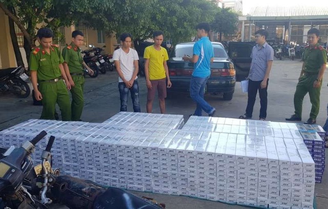 CSGT tóm gọn xế hộp chở 1.250 cây thuốc lá ngoại không giấy tờ - 1 CSGT Bình Định bắt gọn ô tô Camry vận chuyển khối lượng thuốc lá ngoại không giấy tờ.