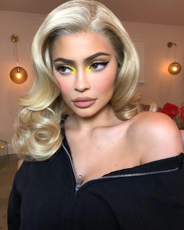 Kylie Jenner được đông đảo fans chào đón - 10
Cô từng tiết lộ đã có thể tự nuôi bản thân từ năm 13 tuổi.