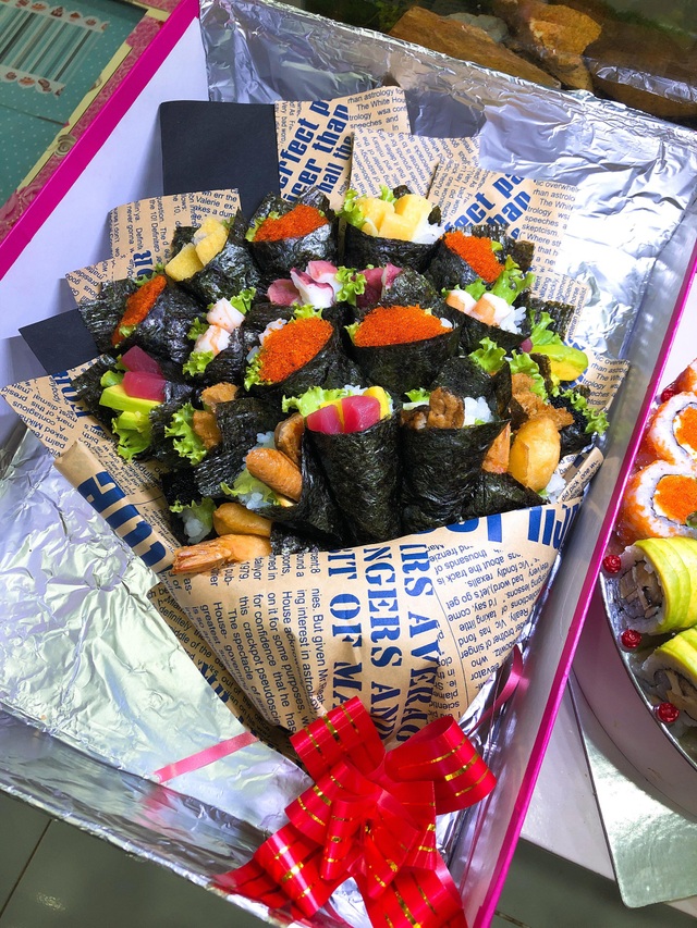 Phụ huynh chi gần chục triệu đồng mua bó hoa sushi tặng giáo viên - 2 Bó hoa sushi được đặt vào hộp cẩn thận để vận chuyển an toàn nhất có thể. (Ảnh: Hồng Vân)