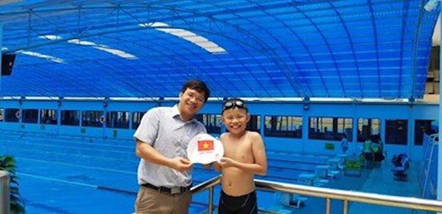 Lớp học của người thầy giáo đặc biệt: Trẻ dậy từ 4h40 để học bơi! - 3
Thầy trao mũ đỏ cho một thành viên trong đội.