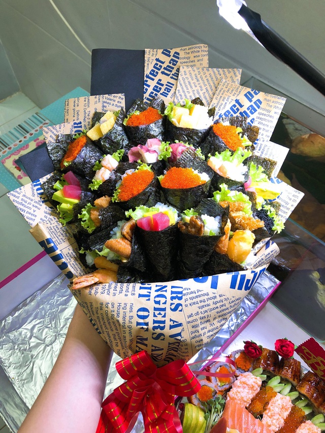 Phụ huynh chi gần chục triệu đồng mua bó hoa sushi tặng giáo viên - 1 Bó hoa sushi có giá từ 2 triệu đồng trở lên. (Ảnh: Hồng Vân)