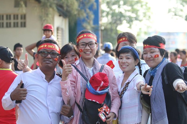 Hàng nghìn CĐV Việt Nam tại Myanmar tiếp lửa thầy trò HLV Park Hang Seo - 3
Bầu không khí sôi động trước trận đấu