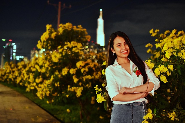 “Sửng sốt” với hàng hoa chuông vàng ở Thủ Thiêm - 8 Lan Anh và nhóm bạn tranh thủ sau giờ làm chạy ra đây chụp ảnh lưu niệm