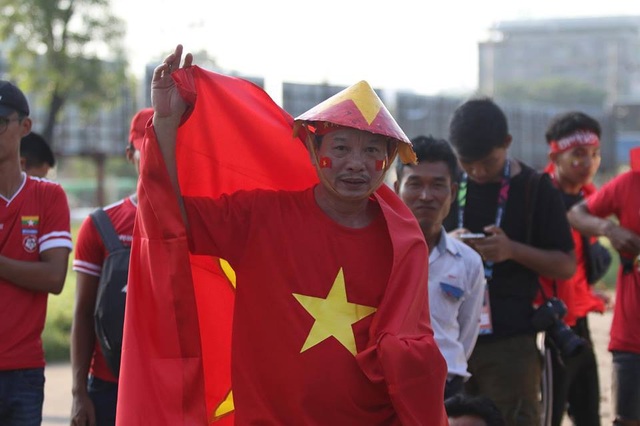 Hàng nghìn CĐV Việt Nam tại Myanmar tiếp lửa thầy trò HLV Park Hang Seo - 2
Người hâm mộ tin tưởng vào chiến thắng của đoàn quân HLV Park Hang Seo
