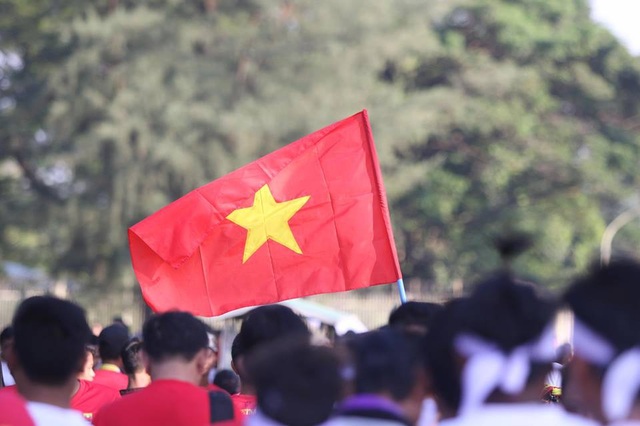 Hàng nghìn CĐV Việt Nam tại Myanmar tiếp lửa thầy trò HLV Park Hang Seo - 1
Hàng nghìn cổ động viên Việt Nam có mặt ở sân Thuwanna
