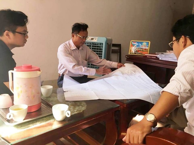 Ông Bùi Xuân Hùng - Cán bộ địa chính xã Thanh Thủy tỏ ra lúng túng và bất ngờ về các thửa đất được giao tại thực địa khi trả lời PV.