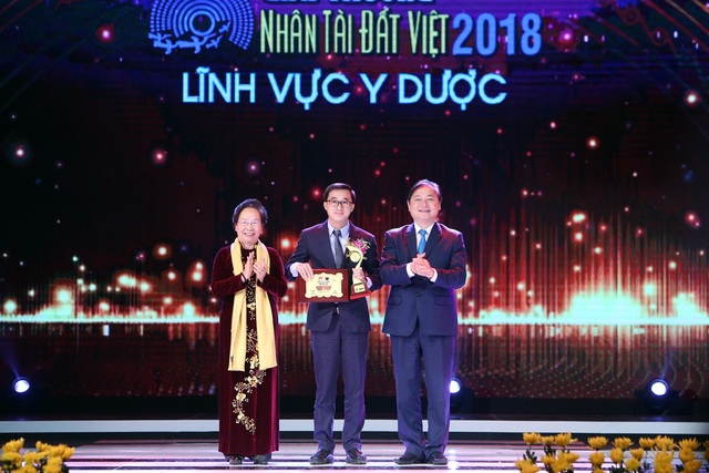 Lần đầu tiên tỉ lệ chữa khỏi ung thư vú của Việt Nam lên đến 75% - 1
Bà Nguyễn Thị Doan - nguyên Phó Chủ tịch nước, Chủ tịch Hội Khuyến học VN cùng ông Phan Xuân Dũng trao giải Nhất lĩnh vực Y Dược.