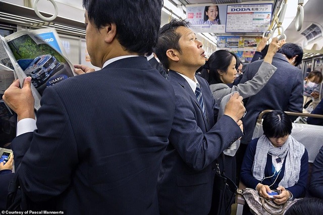 Chân dung Châu Á lúc 8h sáng - 12
Một khoang tàu điện ngầm ở Tokyo, Nhật Bản. Những người đi làm đang tranh thủ đọc báo, vào mạng trong lúc chờ tới bến.