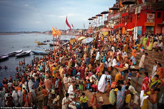 Chân dung Châu Á lúc 8h sáng - 21
Đám đông tập trung bên bờ sông Hằng, đoạn chảy qua thành phố Varanasi, Ấn Độ.