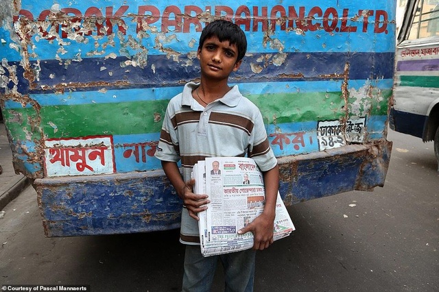Chân dung Châu Á lúc 8h sáng - 4
Cậu bé bán báo đã chạy khắp phố phường Dhaka, Bangladesh, để kịp bán báo sớm.