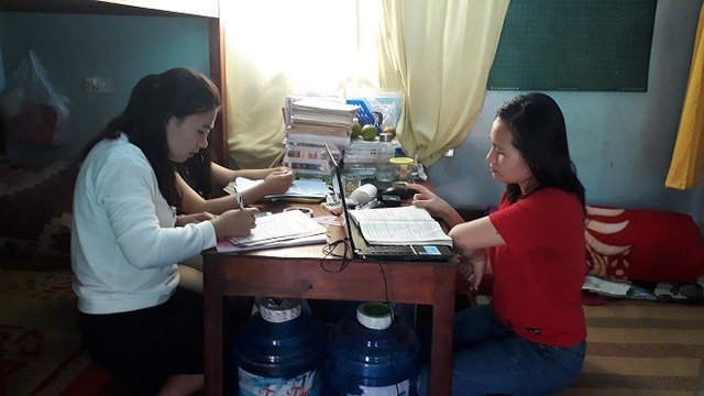 Những người thầy “gieo chữ” trên dãy Trường Sơn - 2 Các giáo viên dạy học ở miền núi phải khắc phục mọi khó khăn để hoàn thành nhiệm vụ. Ảnh: K. Huệ