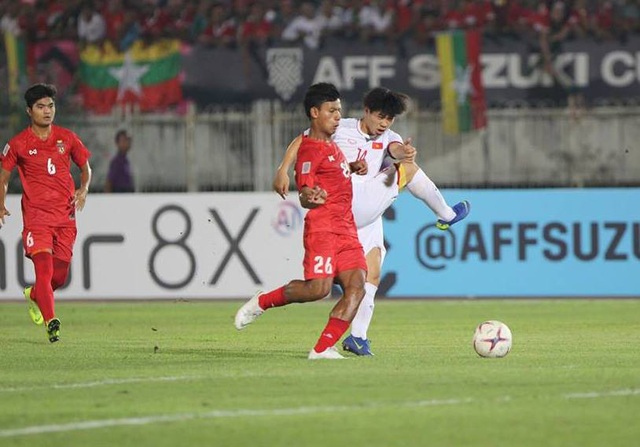 Myanmar 0-0 Việt Nam: Trận hòa quý giá - 2
Công Phượng đang bị các hậu vệ Myanmar kèm rất chặt